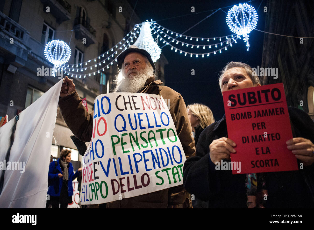 20 dicembre 2013 - Palermo, Italia - Palermo, 20 Dicembre 2013 - Migliaia di persone hanno manifestato per misure di sicurezza extra per il procuratore Nino Di Matteo che è stato minacciato di morte dalla mafia. Le persone hanno dimostrato per mostrare il supporto per procura Anti-Mafia Nino Di Matteo che è stato minacciato di morte dal boss di borchie Salvatore √¢??Tot√É¬≤√¢?¬ù Riina.....Foto: Guglielmo Mangiapane/NurPhoto (credito Immagine: © Guglielmo Mangiapane/NurPhoto/ZUMAPRESS.com) Foto Stock