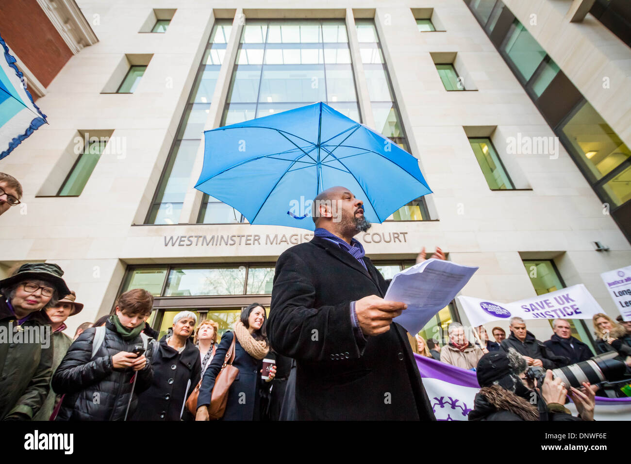 Gli aiuti giuridici protesta. Al di fuori di Westminster Magistrates Court, avvocati e procuratori legali tappa una massa walkout e rally a Londra. Foto Stock