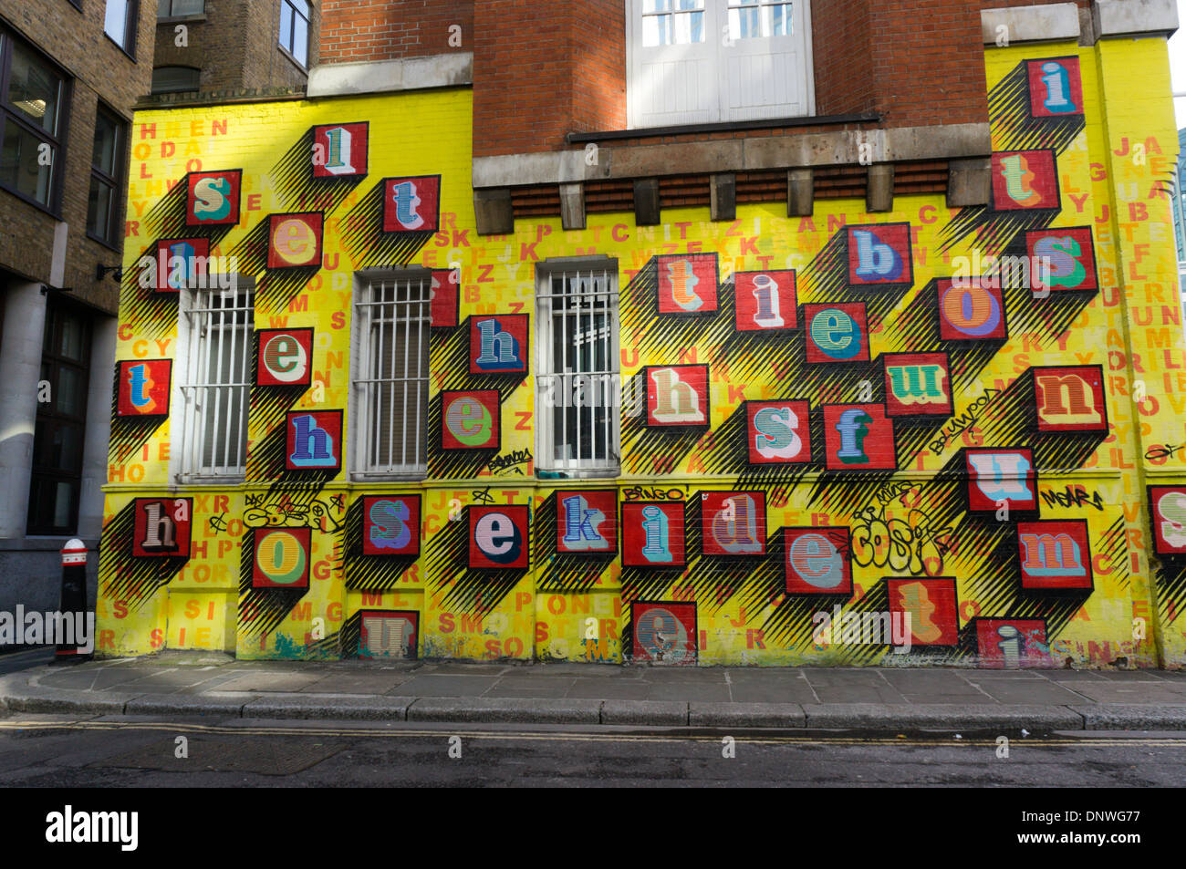 Un'opera d'arte da Ben Eine in Middlesex Street, Londra. Foto Stock