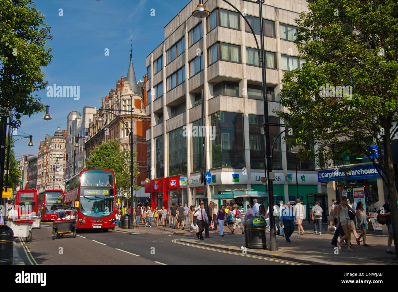 Double-decker bus su Oxford Street, London, England, Regno Unito Foto Stock
