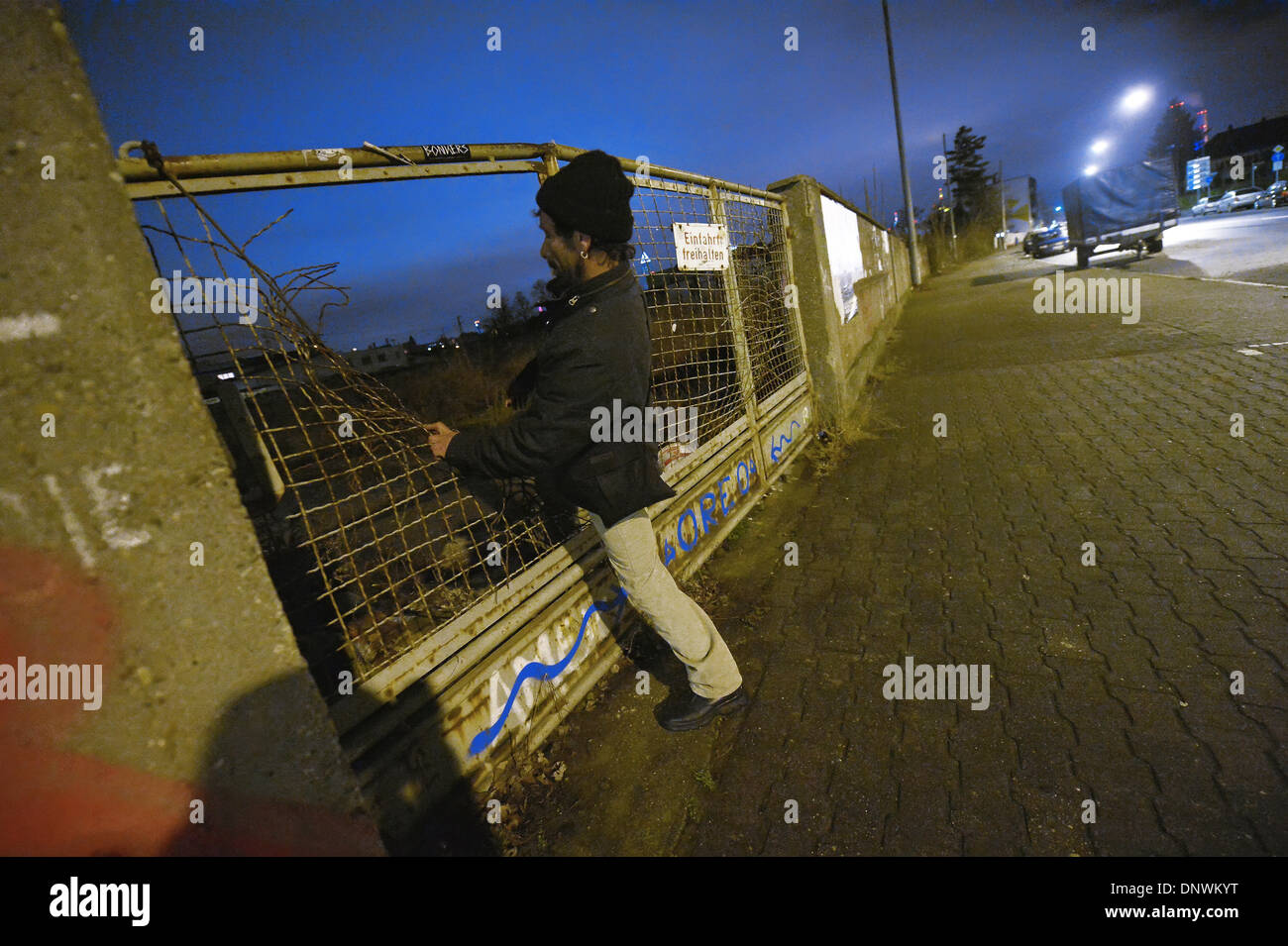 Francoforte sul Meno, Germania. 04 gen 2014. Kalin, 45 anni, fa il lavoratore dalla Romania, entra nella motivazione di un ex mobili rimozione azienda dove ha fatto una casa con i colleghi di Francoforte sul Meno, Germania, 04 gennaio 2014. I rumeni si guadagnano soldi con lavori temporanei in corrispondenza di siti di costruzione, la vendita di una massa di rifiuti sui mercati delle pulci e con la raccolta di bottiglie e rottami di metallo. Essi ottenere pasti caldi e la possibilità di fare una doccia presso l istituto diaconale. Foto: Andreas Arnold/dpa/Alamy Live News Foto Stock