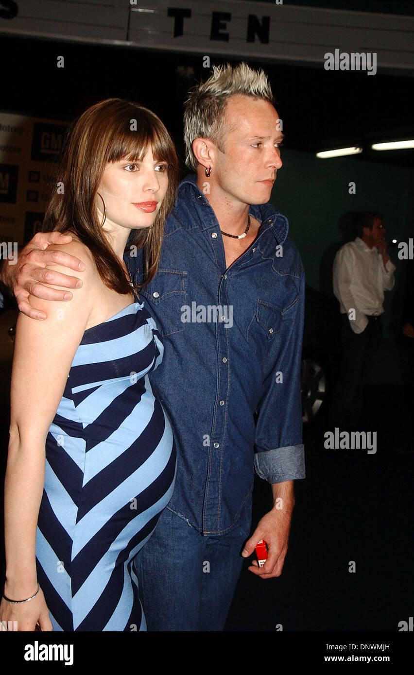 Mar 21, 2002 - K24512AG: GENERAL MOTORS DIECI PRE OSCAR CELEBRAZIONE.LA HOLLYWOOD PALLADIUM, Hollywood, CA 03/21/2002. AMY GRAVES/ 2002.(D)..SCOTT WYLER da Stone Temple Pilots con la sua EIFE(Immagine di credito: © Globo foto/ZUMAPRESS.com) Foto Stock