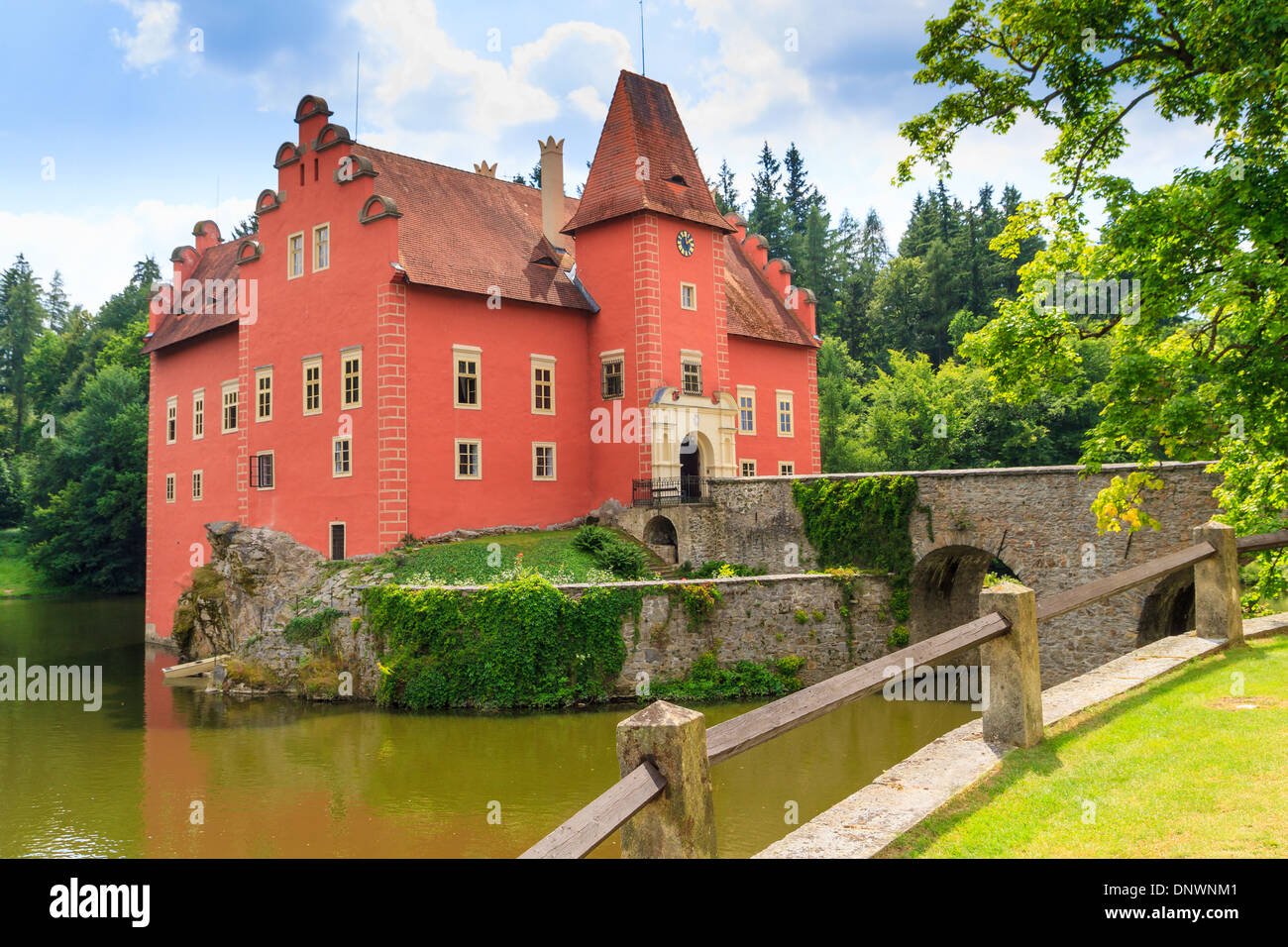 Acqua rosso chateau Cervena Lhota nella Boemia del Sud, Repubblica Ceca Foto Stock