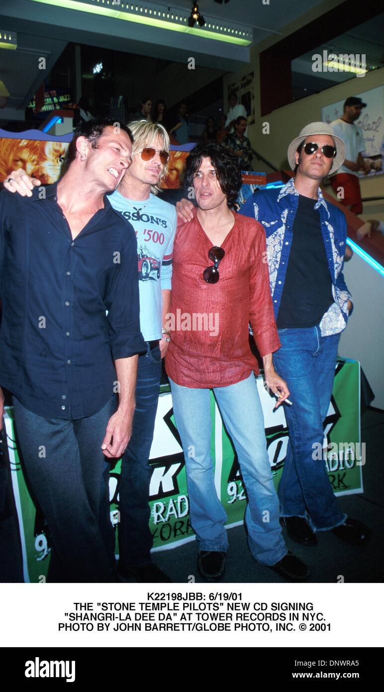 Giugno 19, 2001 - K22198JBB: 6/19/01.Il 'Stone Temple Pilots'' NUOVO CD FIRMA .''Shangri-La DEE DA'' a Tower Records in NYC.. JOHN BARRETT/ 2001(Credit Immagine: © Globo foto/ZUMAPRESS.com) Foto Stock