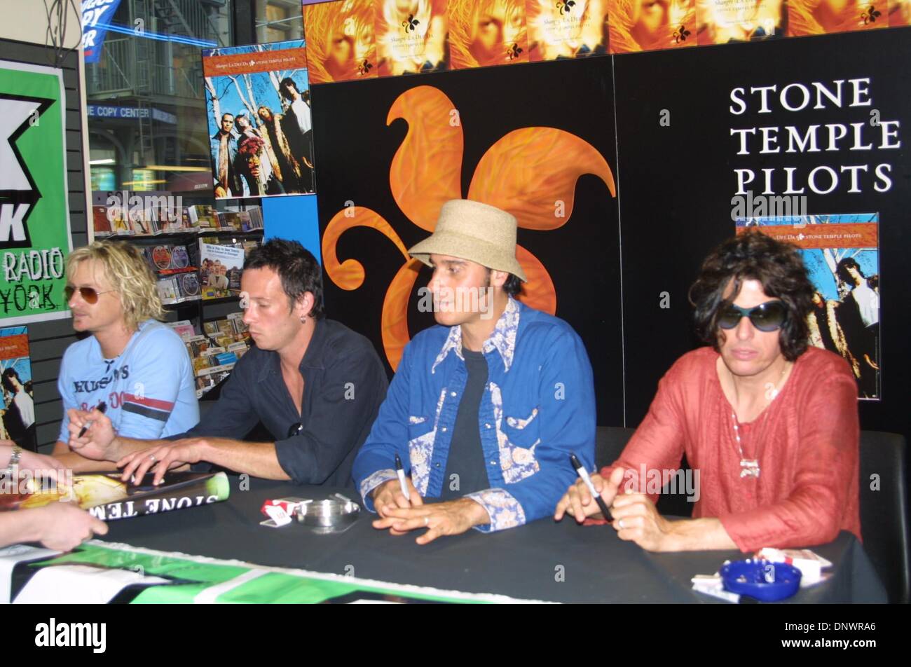 Giugno 19, 2001 - K22198JBB: 6/19/01.Il 'Stone Temple Pilots'' NUOVO CD FIRMA .''Shangri-La DEE DA'' a Tower Records in NYC.. JOHN BARRETT/ 2001(Credit Immagine: © Globo foto/ZUMAPRESS.com) Foto Stock