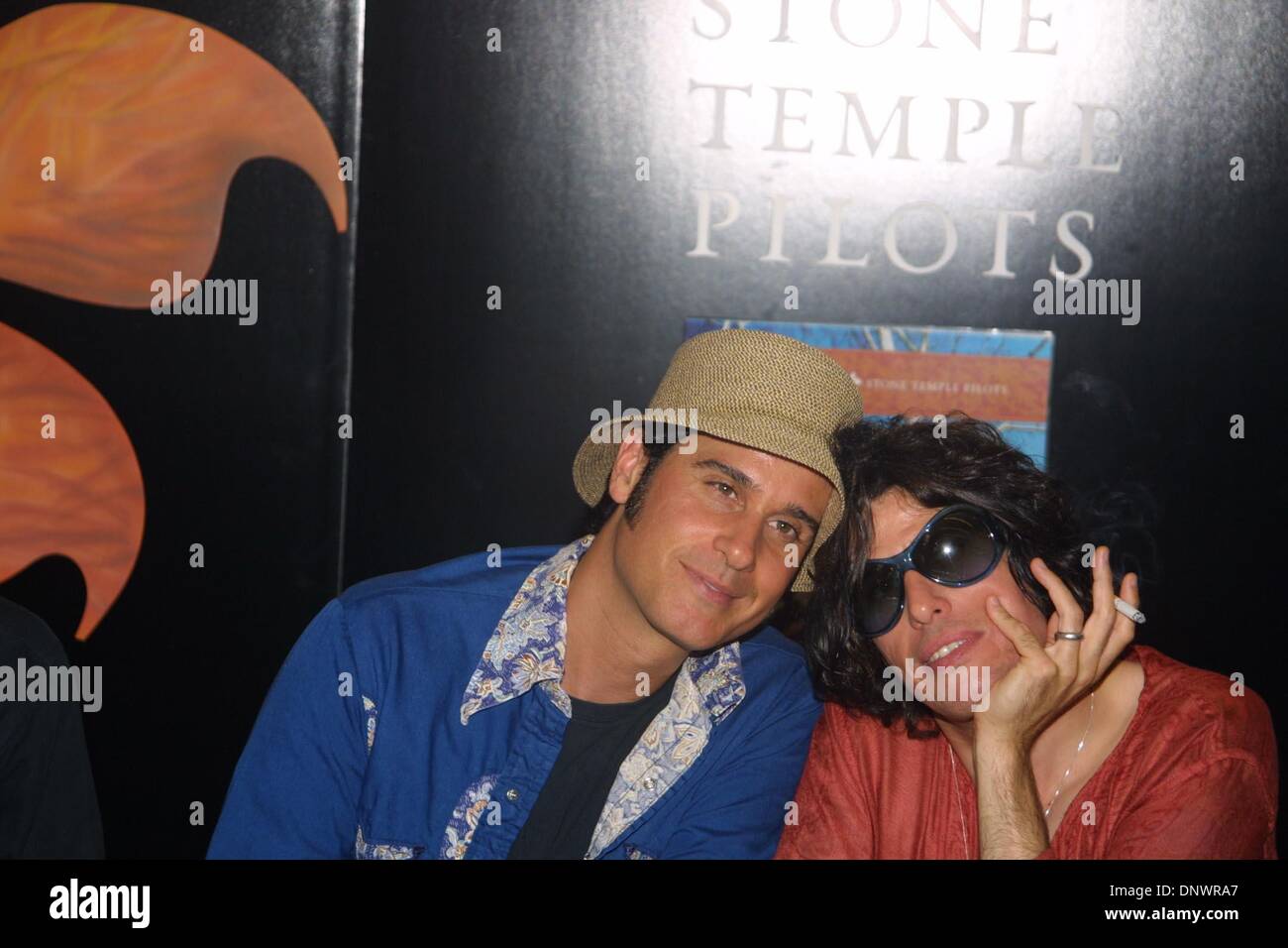 Giugno 19, 2001 - K22198JBB: 6/19/01.Il 'Stone Temple Pilots'' NUOVO CD FIRMA .''Shangri-La DEE DA'' a Tower Records in NYC.. JOHN BARRETT/ 2001(Credit Immagine: © Globo foto/ZUMAPRESS.com) Foto Stock