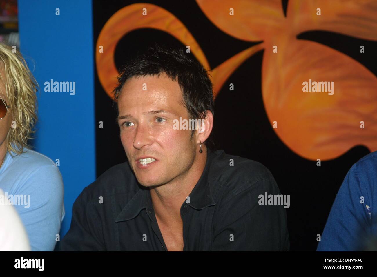 Giugno 19, 2001 - K22198JBB: 6/19/01.Il 'Stone Temple Pilots'' NUOVO CD FIRMA .''Shangri-La DEE DA'' a Tower Records in NYC.. JOHN BARRETT/ 2001(Credit Immagine: © Globo foto/ZUMAPRESS.com) Foto Stock
