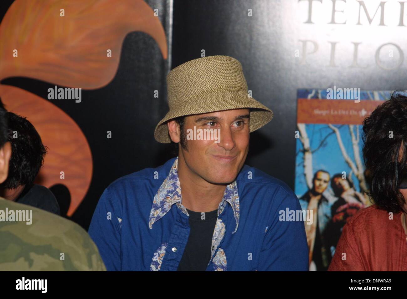 Giugno 19, 2001 - K22198JBB: 6/19/01.Il 'Stone Temple Pilots'' NUOVO CD FIRMA .''Shangri-La DEE DA'' a Tower Records in NYC.. JOHN BARRETT/ 2001(Credit Immagine: © Globo foto/ZUMAPRESS.com) Foto Stock