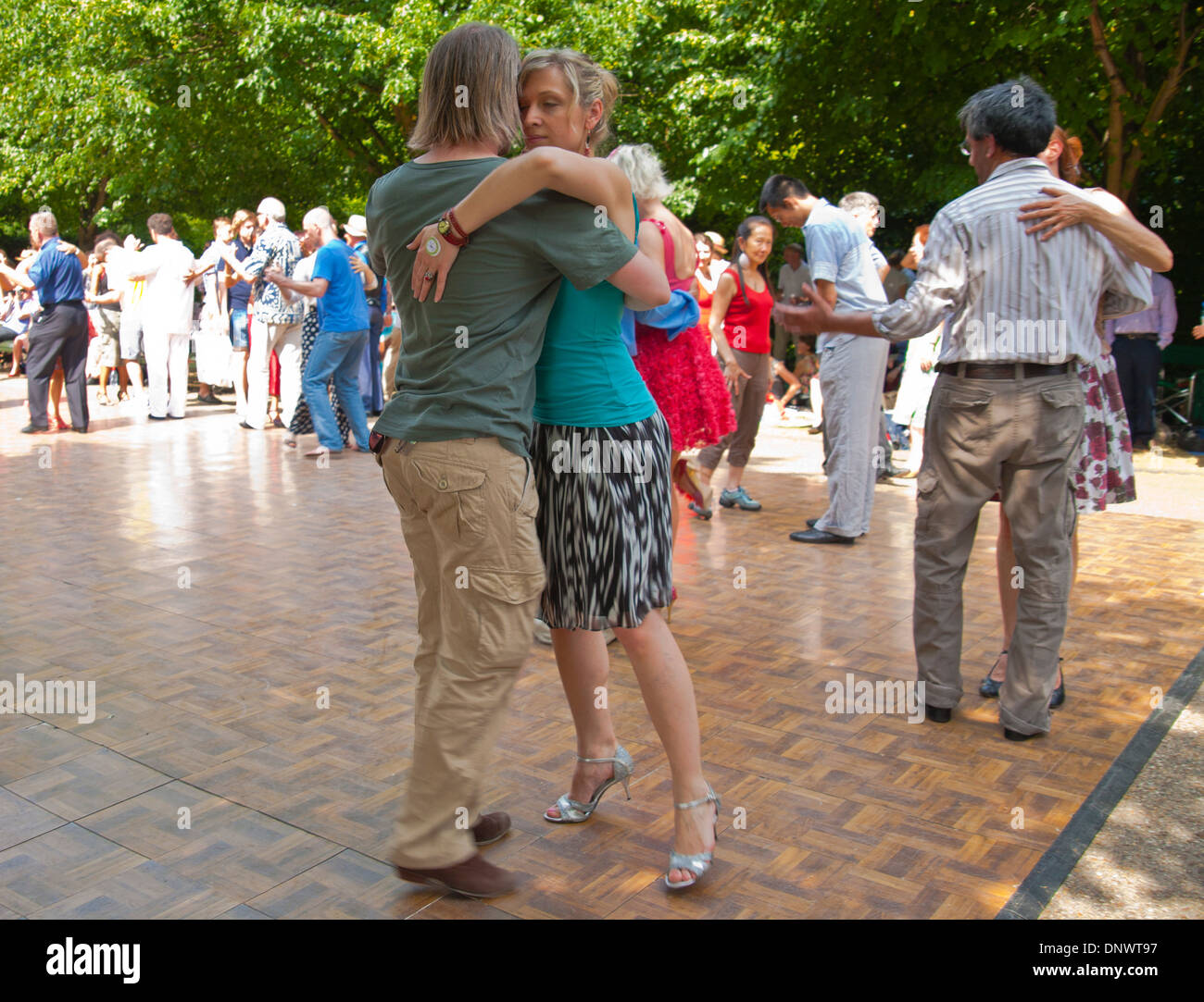 Balli Tango in Regent's Park, che si tiene ogni estate a Londra, Inghilterra, Regno Unito Foto Stock