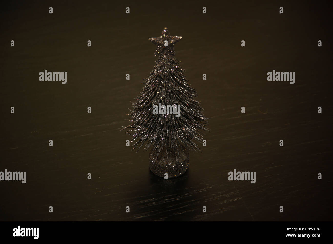 Nero piccolo albero di Natale ornamento Foto Stock