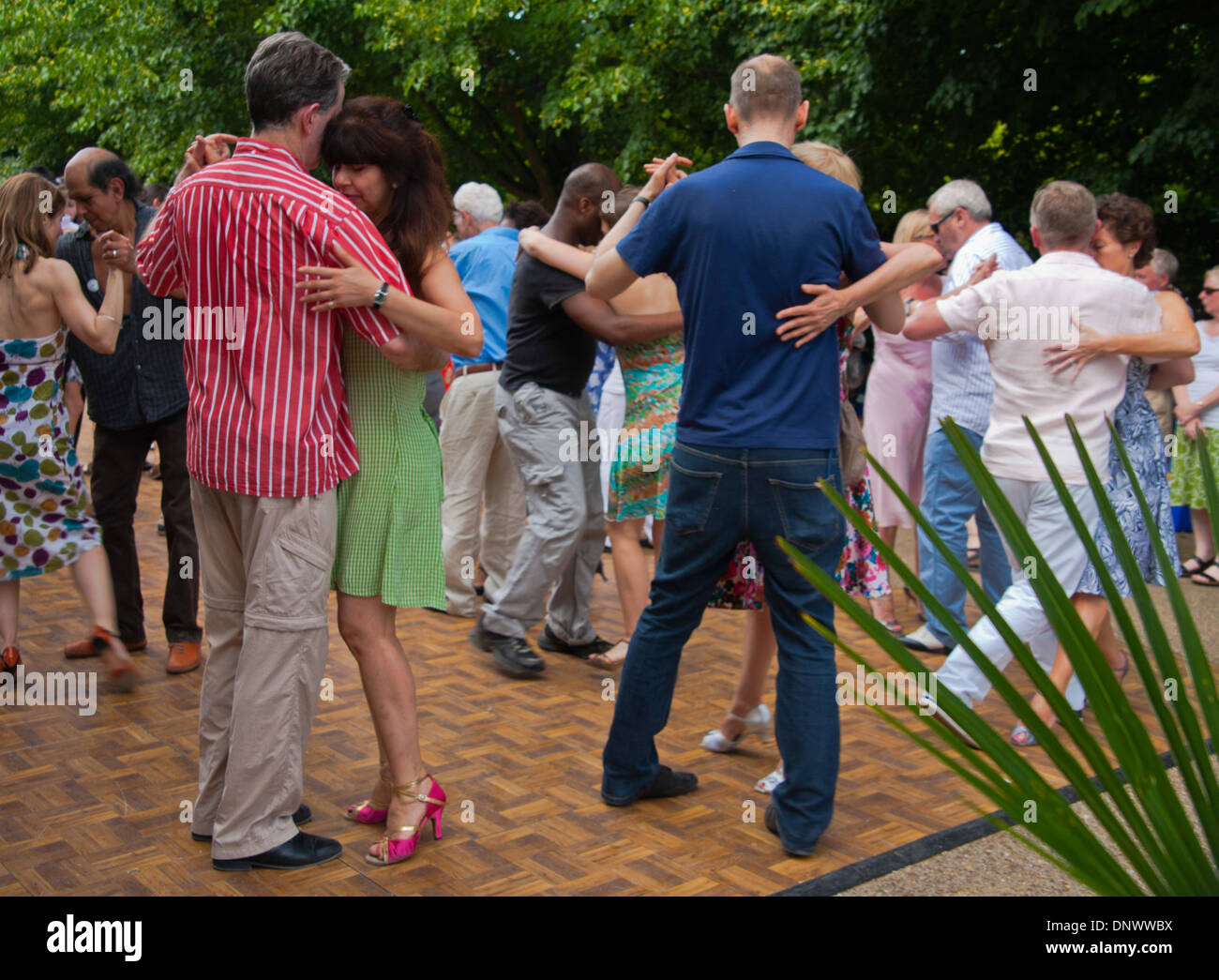 Balli Tango in Regent's Park, che si tiene ogni estate a Londra, Inghilterra, Regno Unito Foto Stock