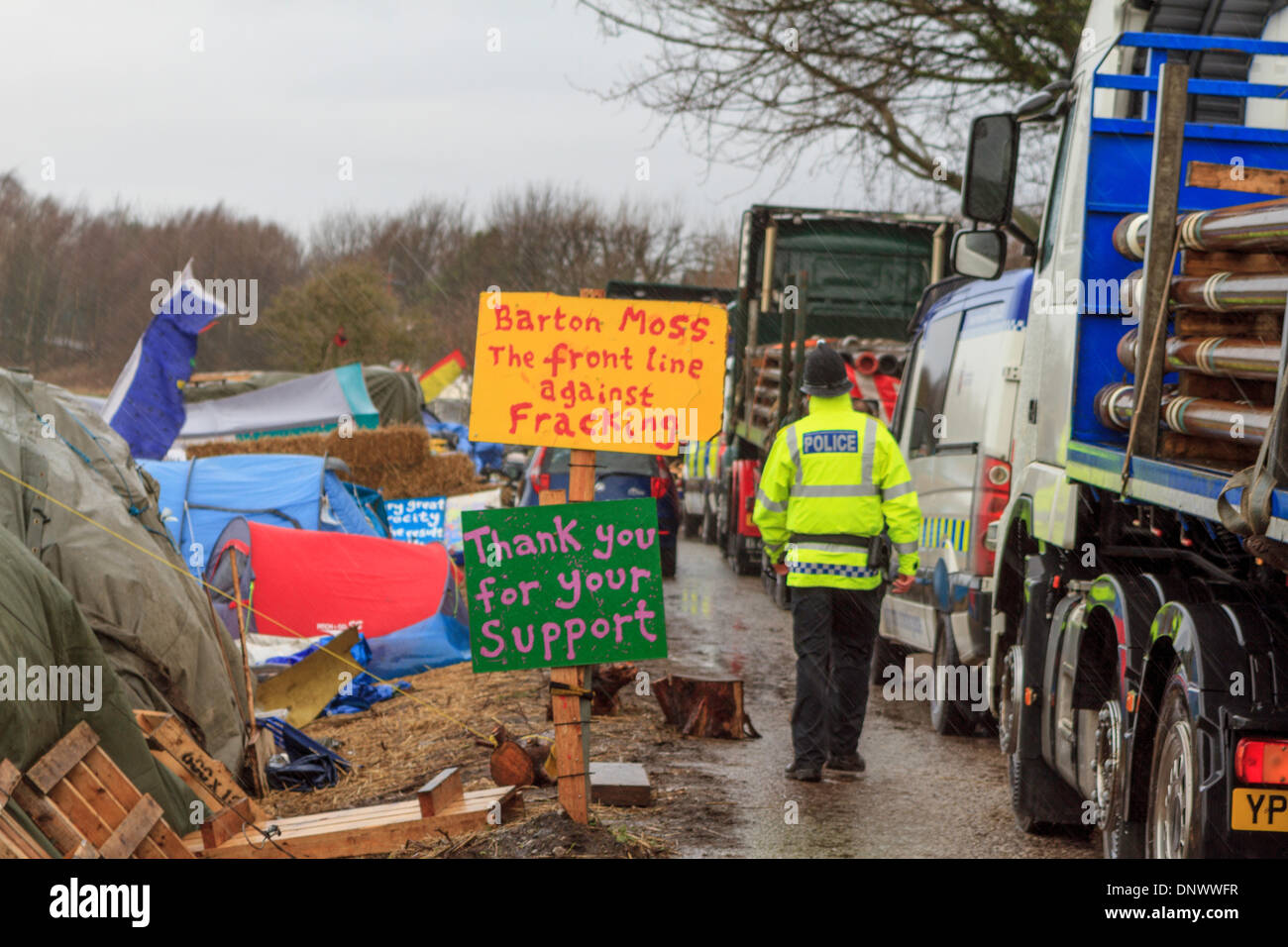 Barton Moss, UK. Il 6 gennaio, 2014. Il Anti Fracking camp a Barton Moss, come la polizia cerca tende dopo le relazioni che una svasatura è sparato verso un elicottero della polizia Credito: Steven Purcell/Alamy Live News Foto Stock