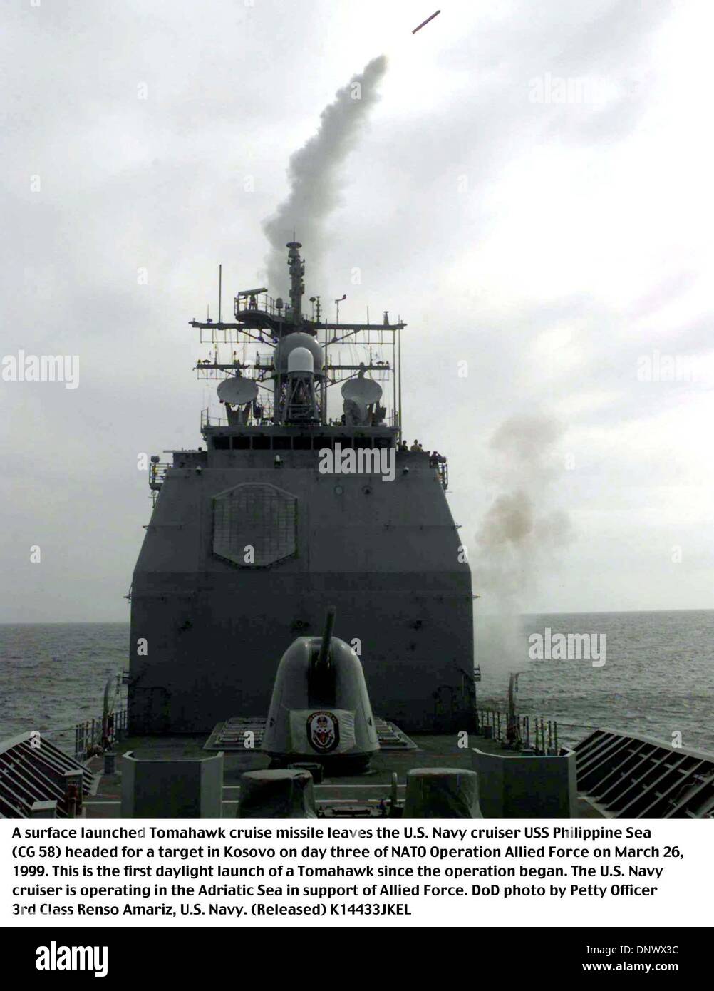 Mar 1, 1999 - K14433JKEL 990326-N-1556A-005..una superficie lanciato Tomahawk missile di crociera lascia la U.S. Navy cruiser USS Mare delle Filippine (CG 58) intitolato per un target in Kosovo il giorno tre della NATO Operazione Allied Force il 26 marzo 1999. Questa è la prima luce del giorno di lancio di un Tomahawk poiché l'operazione è iniziata. Gli Stati Uniti Navy cruiser è operativo nel mare Adriatico in suppo Foto Stock