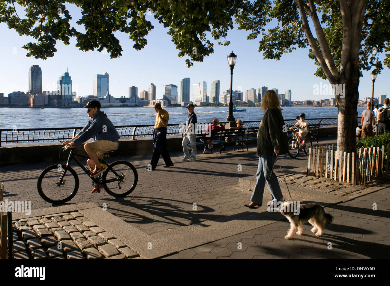 Battery Park è un luogo meraviglioso per il ciclismo. Il nome deriva dall'artiglieria di olandesi e britannici che si insediarono Foto Stock