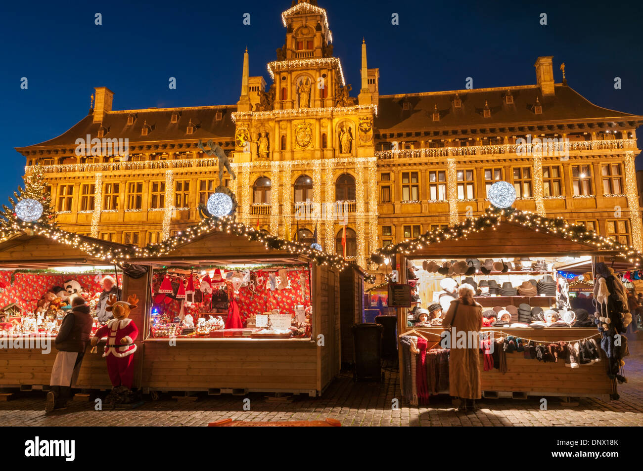 Mercato di Natale e Stadhuis Municipio Grote Markt Anversa in Belgio Foto Stock