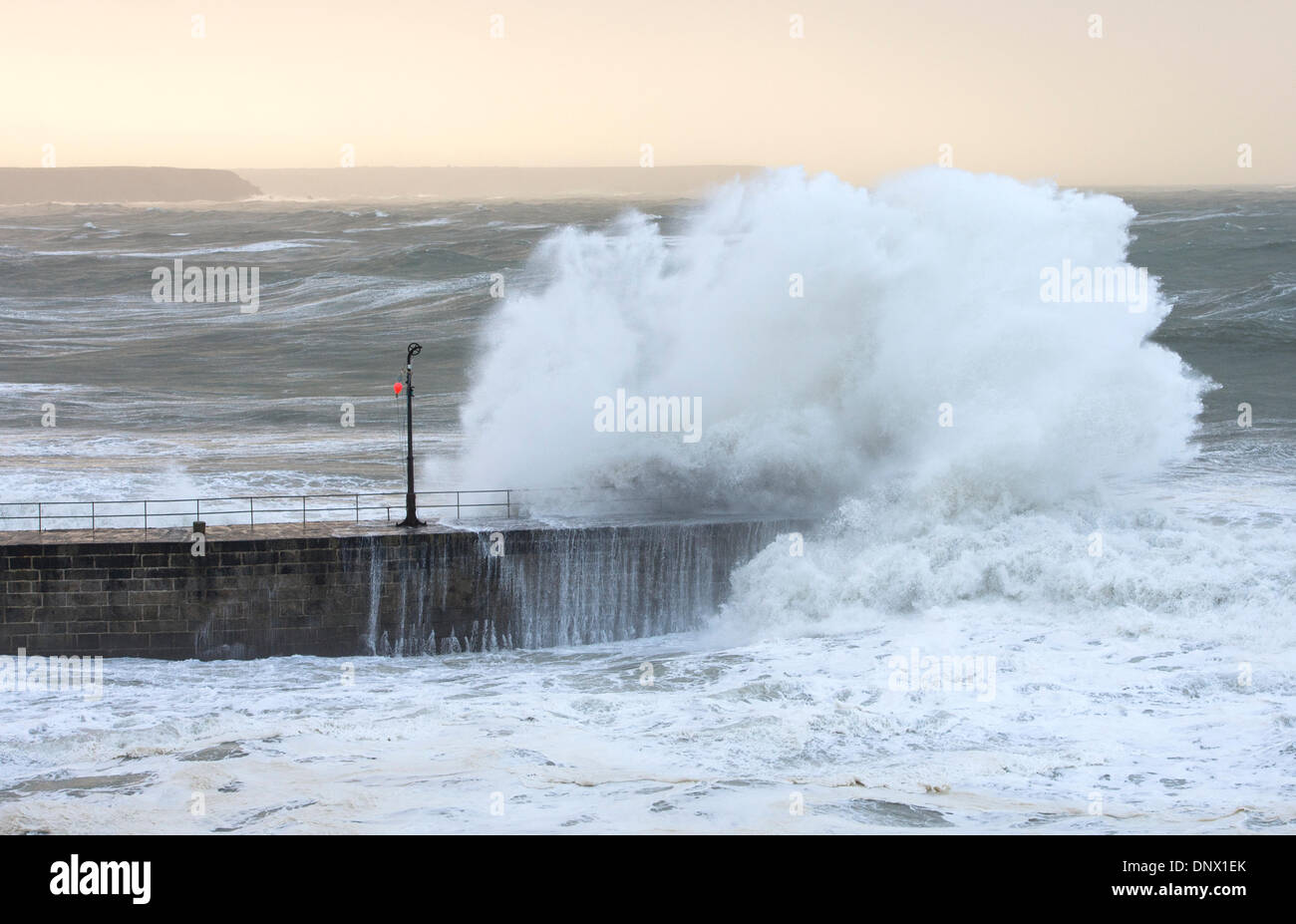 Porthleven, UK. Il 6 gennaio, 2014. Un enorme mare e le onde della pastella Porthleven pier questa mattina. Il maltempo era atteso per spazzare in gran parte del resto del Regno Unito durante il giorno. Credito: Bob Sharples Alamy/Live News Foto Stock