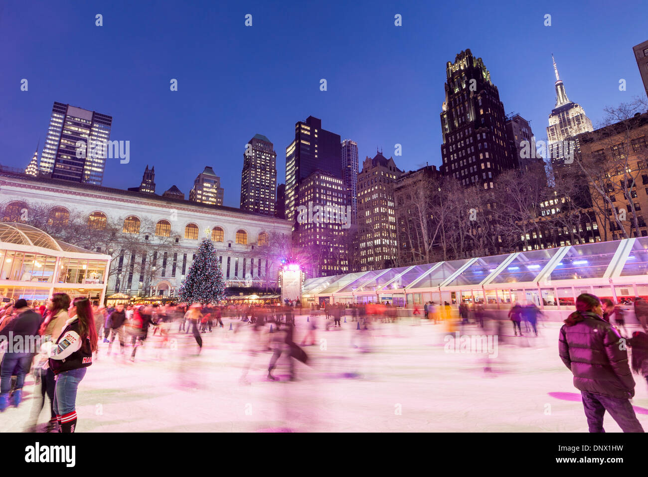 Pattinaggio sul ghiaccio in dicembre, Bryant Park di New York City. Foto Stock