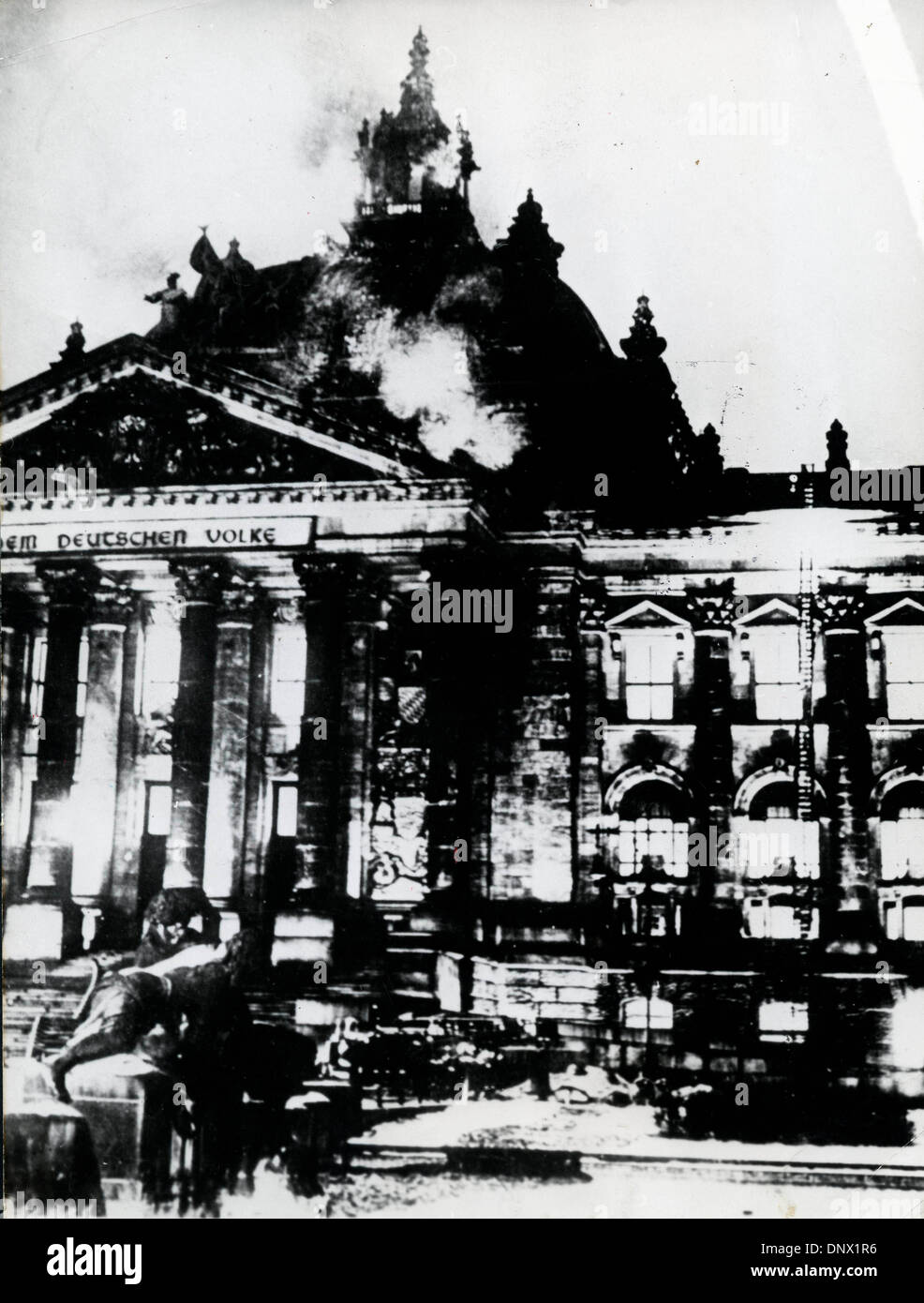 27 febbraio 1933 - Berlino, Germania - la notte del febbraio 27th, 1933, Berlino è stato scosso da un fuoco che illuminavano attraverso il Reichstag, il tedesco di casa del Parlamento. (Credito Immagine: © Keystone Pictures USA/ZUMAPRESS.com) Foto Stock