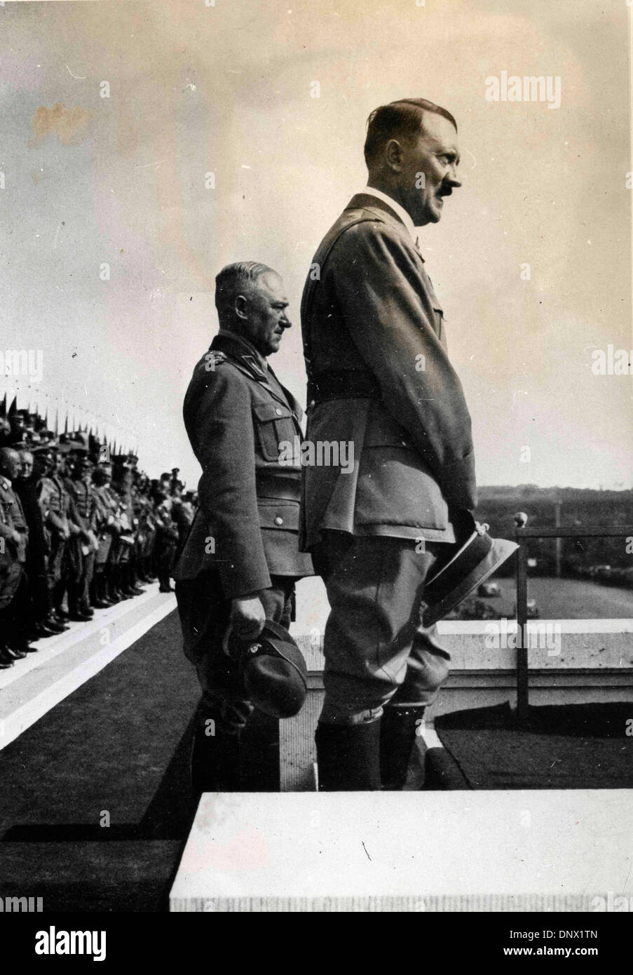 Agosto 5, 1935 - Berlino, Germania - leader nazista e Führer della Germania, ADOLF HITLER (destra) dando uno dei suoi discorsi altisonanti a volte nel 1935. (Credito Immagine: © Keystone Pictures USA/ZUMAPRESS.com) Foto Stock