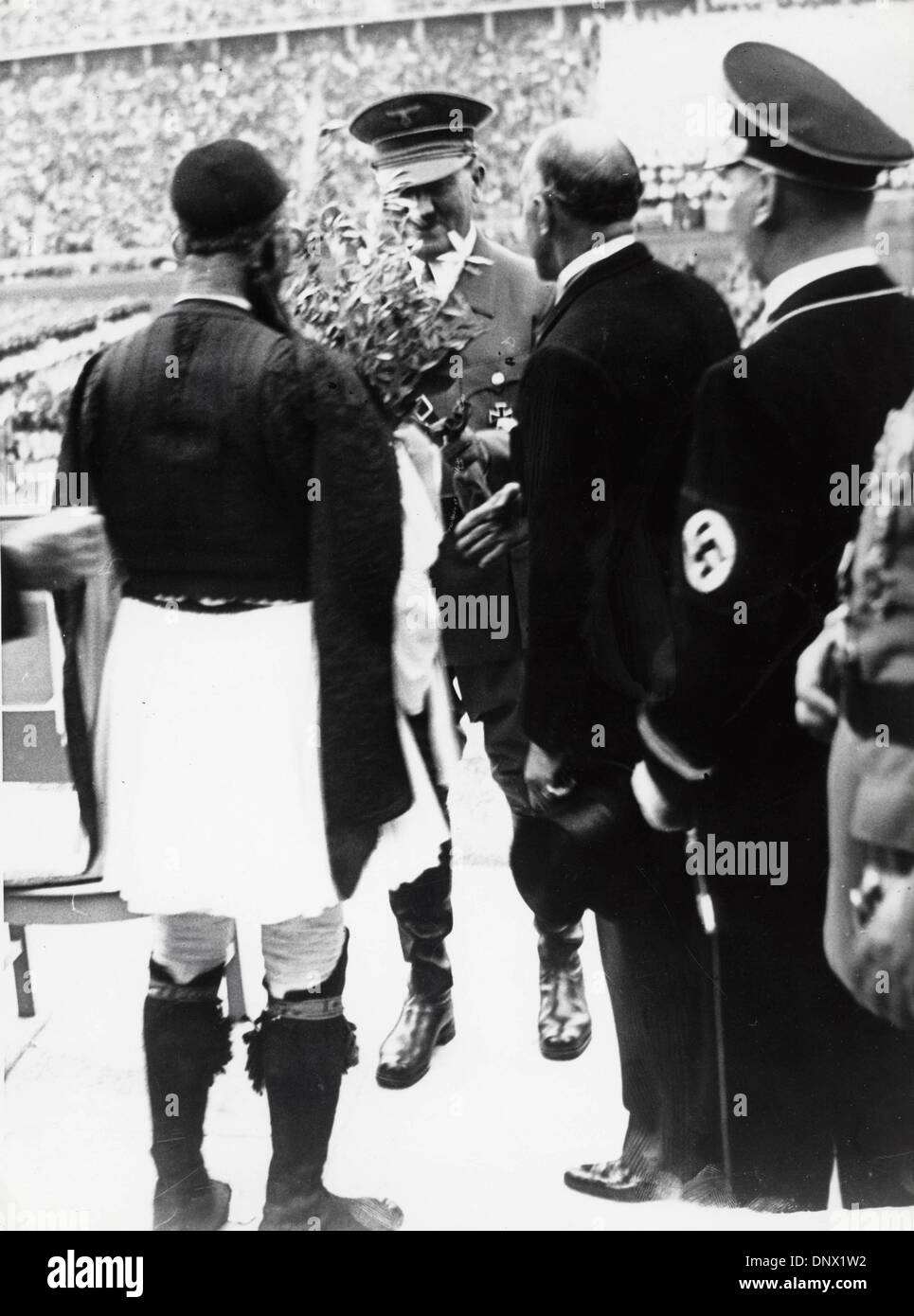 2 maggio 1936 - Berlino, Germania - leader nazista ADOLF HITLER congratularmi con una maratona greca atleta di Olympia le olimpiadi del 1896 durante la cerimonia di apertura dei Giochi Olimpici di Berlino Germania. (Credito Immagine: © Keystone Pictures USA/ZUMAPRESS.com) Foto Stock
