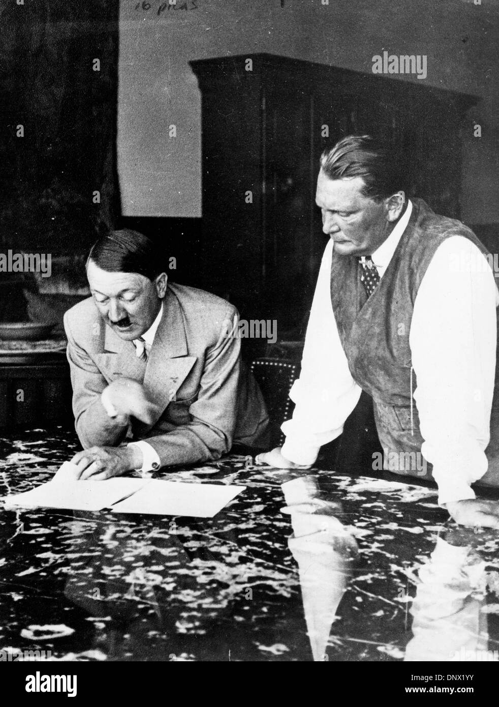 Giugno 15, 1937 - Berlino, Germania - ADOLF HITLER e Hermann Goering, fondatore della Gestapo. Adolf Hitler (20 Aprile 1889ÐApril 30, 1945) è stato il Führer und Reichskanzler (Leader e il cancelliere imperiale) della Repubblica federale di Germania dal 1933 fino alla sua morte. Egli era il leader della nazionale socialista tedesco Partito dei Lavoratori (NSDAP), meglio conosciuto come il partito nazista. Al culmine della sua potenza, gli eserciti di Na Foto Stock