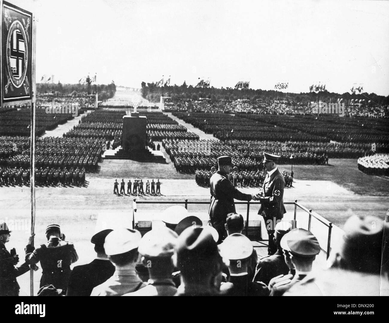 Sett. 8, 1937 - Norimberga, Germania - KONSTANTIN HIERL (L) stringe la mano con il leader nazista ADOLF HITLER durante l annuale del partito nazista il Congresso di Norimberga nel 1937. (Credito Immagine: © Keystone Pictures USA/ZUMAPRESS.com) Foto Stock