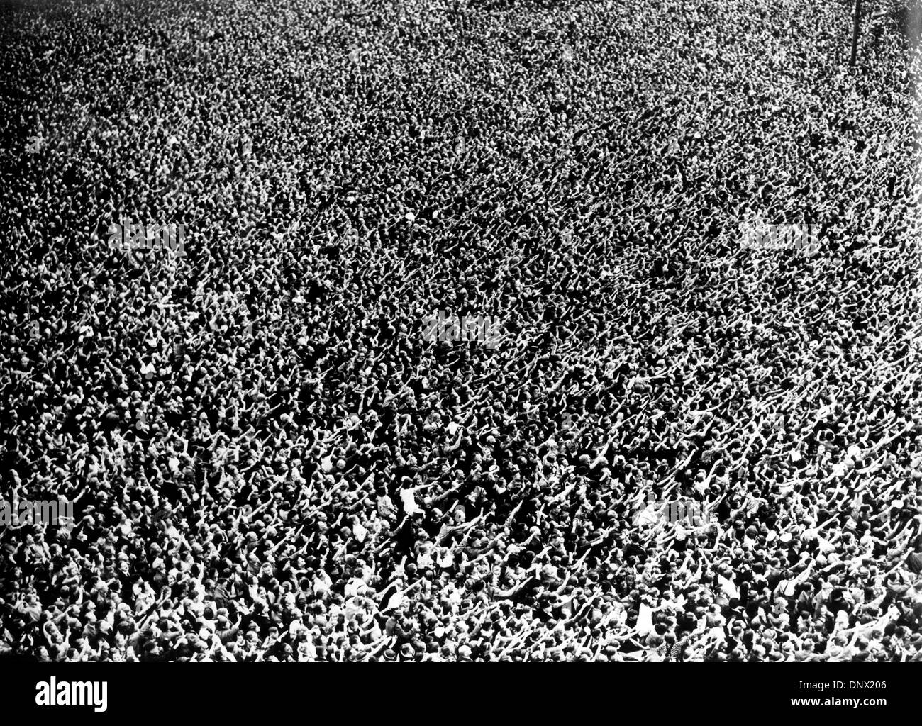 Gen. 10, 1938 - Berlino, Germania - Una folla saluta leader nazista Adolf Hitler per le strade di Monaco di Baviera nel 1938. (Credito Immagine: © Keystone Pictures USA/ZUMAPRESS.com) Foto Stock