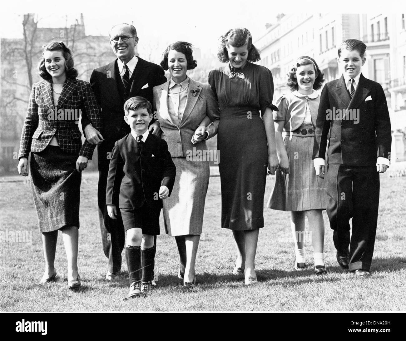 Marzo 16, 1938 - Londra, Inghilterra, Regno Unito - La famiglia Kennedy fotografati a casa loro a Princes Gate, Londra S.W. oggi. (L-R) KATHLEEN, EDWARD, il sig. Joseph Kennedy, la sig.ra KENNEDY, PATRICIA, Jean e Robert Kennedy. (Credito Immagine: © Keystone foto/ZUMAPRESS.com) Foto Stock