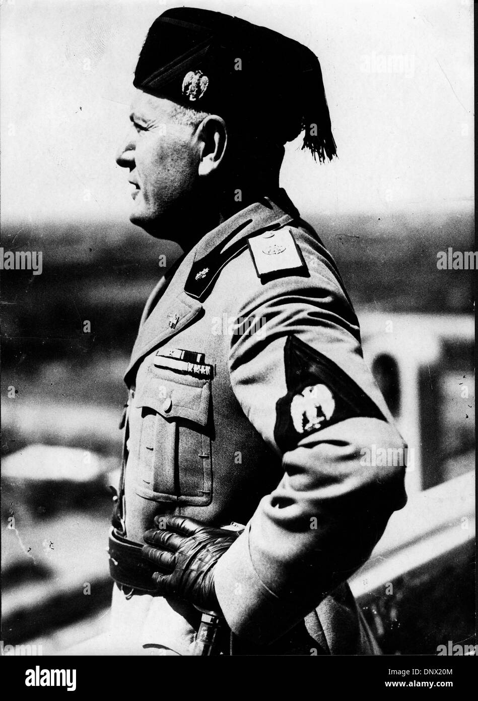 Marzo 25, 1938 - Roma, Italia - BENITO MUSSOLINI (1883-1945) il dittatore italiano e leader del movimento fascista sul balcone della Palazzio Venezia affrontare la folla. (Credito Immagine: © Keystone foto/ZUMAPRESS.com) Foto Stock