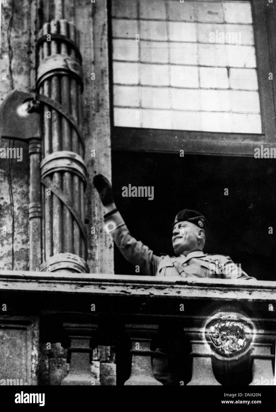 Marzo 25, 1938 - Roma, Italia - BENITO MUSSOLINI (1883-1945) il dittatore italiano e leader del movimento fascista sul balcone della Palazzio Venezia affrontare la folla. (Credito Immagine: © Keystone foto/ZUMAPRESS.com) Foto Stock