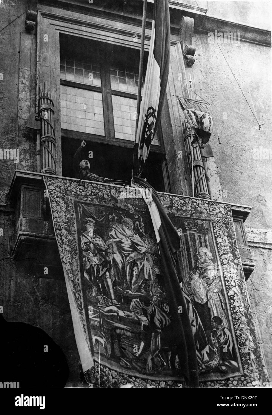 Marzo 25, 1938 - Roma, Italia - BENITO MUSSOLINI (1883-1945) il dittatore italiano e leader del movimento fascista sul balcone della Palazzio Venezia affrontare la folla. (Credito Immagine: © Keystone foto/ZUMAPRESS.com) Foto Stock