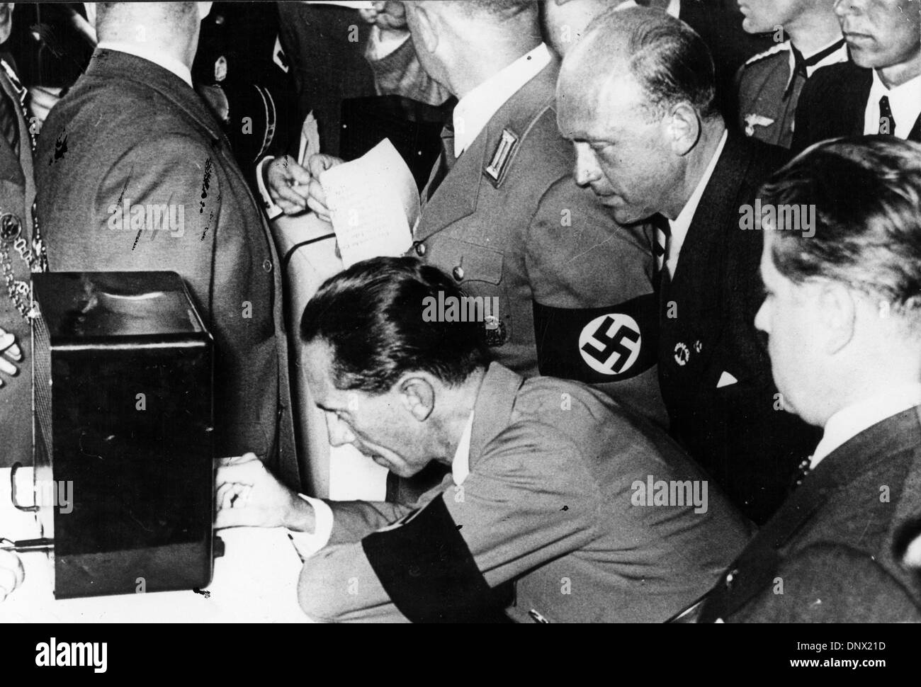 Il 6 agosto 1938 - Berlino, Germania - leader nazista Joseph Goebbels a  provare uno dei nuovi 'Persone Radio dell' imposta durante la Radio annuale  mostra a Berlino nel 1938. Goebbels era