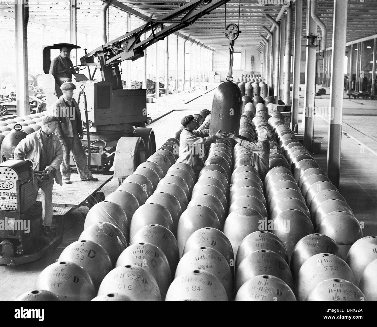 Sett. 16, 1939 - Londra, Inghilterra, Regno Unito - Memorizzazione di siluri in un Admiralty factory pronto per la prova. Ogni siluro conteneva più di 6000 parti e ha avuto diversi mesi per completare l'operazione. (Credito Immagine: © Keystone Pictures USA/ZUMAPRESS.com) Foto Stock