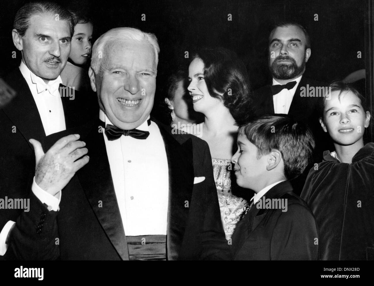 Sett. 12, 1957 - Londra, Inghilterra, Regno Unito - Charlie Chaplin con suo figlio Michael (a destra) durante la serata di apertura di ' un re a New York ' a Londra. Sir Charles Spencer Chaplin, Jr. (16 Aprile 1889 - 25 dicembre 1977), era un inglese un attore comico, diventando uno dei più famosi artisti interpreti o esecutori in l'inizio e la metà del cinema di Hollywood era, e anche una notevole direttore. (Credito Immagine: © KEYSTON Foto Stock
