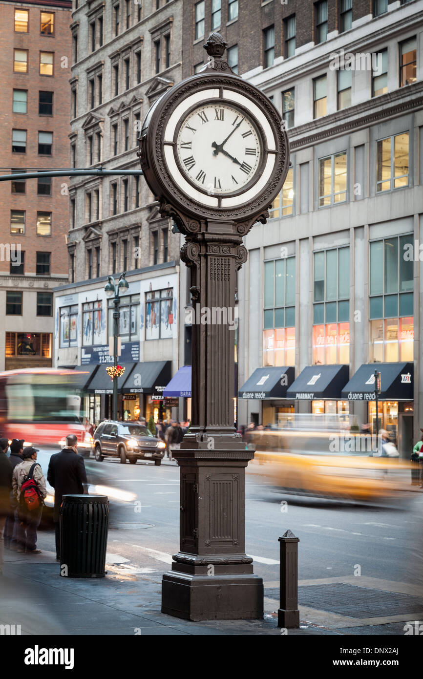 Raro vecchio orologio strada ancora in piedi sulla Fifth Avenue a New York City. Foto Stock