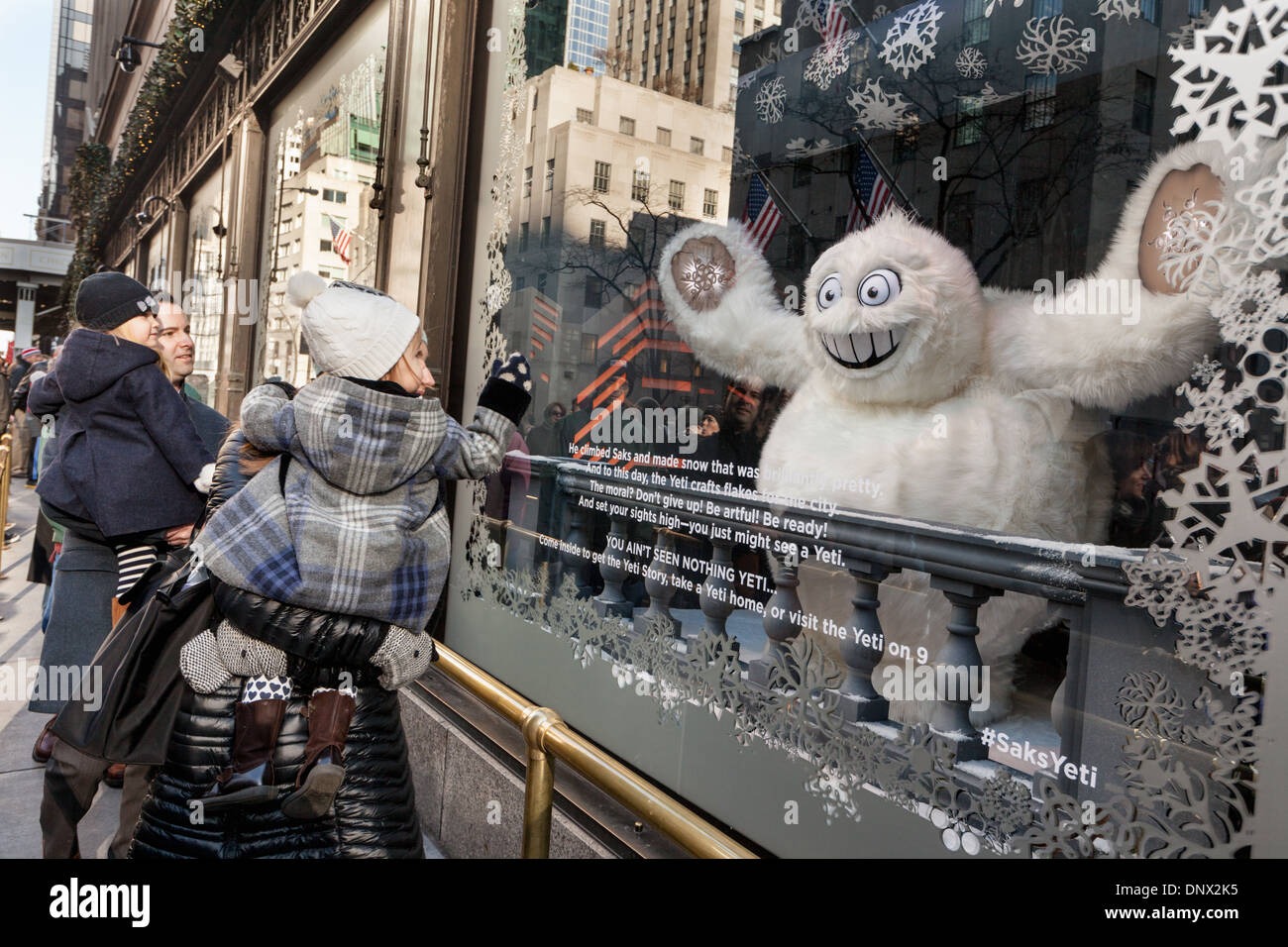 I bambini e i genitori di Marvel a Natale windows, Saks Fifth Avenue a New York City. Foto Stock I bambini e i genitori di Marvel a Natale windows, Saks Fifth Avenue a New York City. Foto Stock