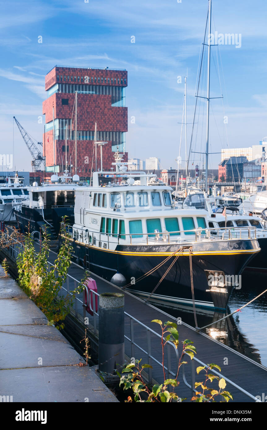 MAS Museum aan de Stroom e Marina. Willemdok. Trimestre Eilandje Anversa in Belgio Foto Stock