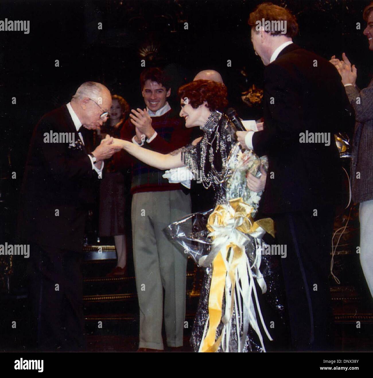 Apr. 18, 2000 - Glenn Close riceve un bacio dal regista Billy Wilder.In apertura del Sunset Boulevard.A NEW YORK. DAVE BENNET/(enti Immagine: © Globo foto/ZUMAPRESS.com) Foto Stock
