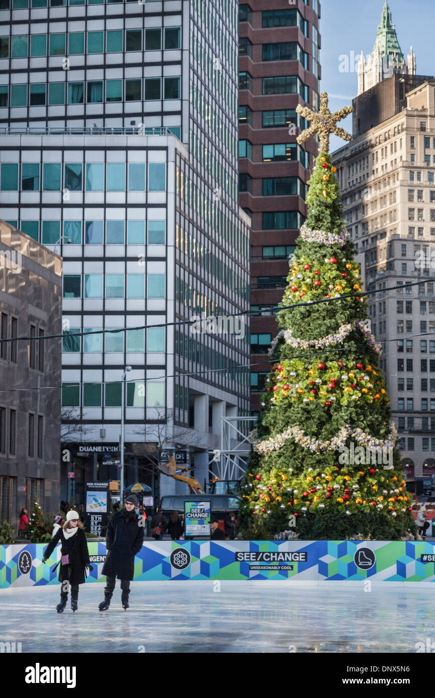 Pista di pattinaggio su ghiaccio al South Street Seaport, Fulton Street, Dicembre, New York City. Foto Stock