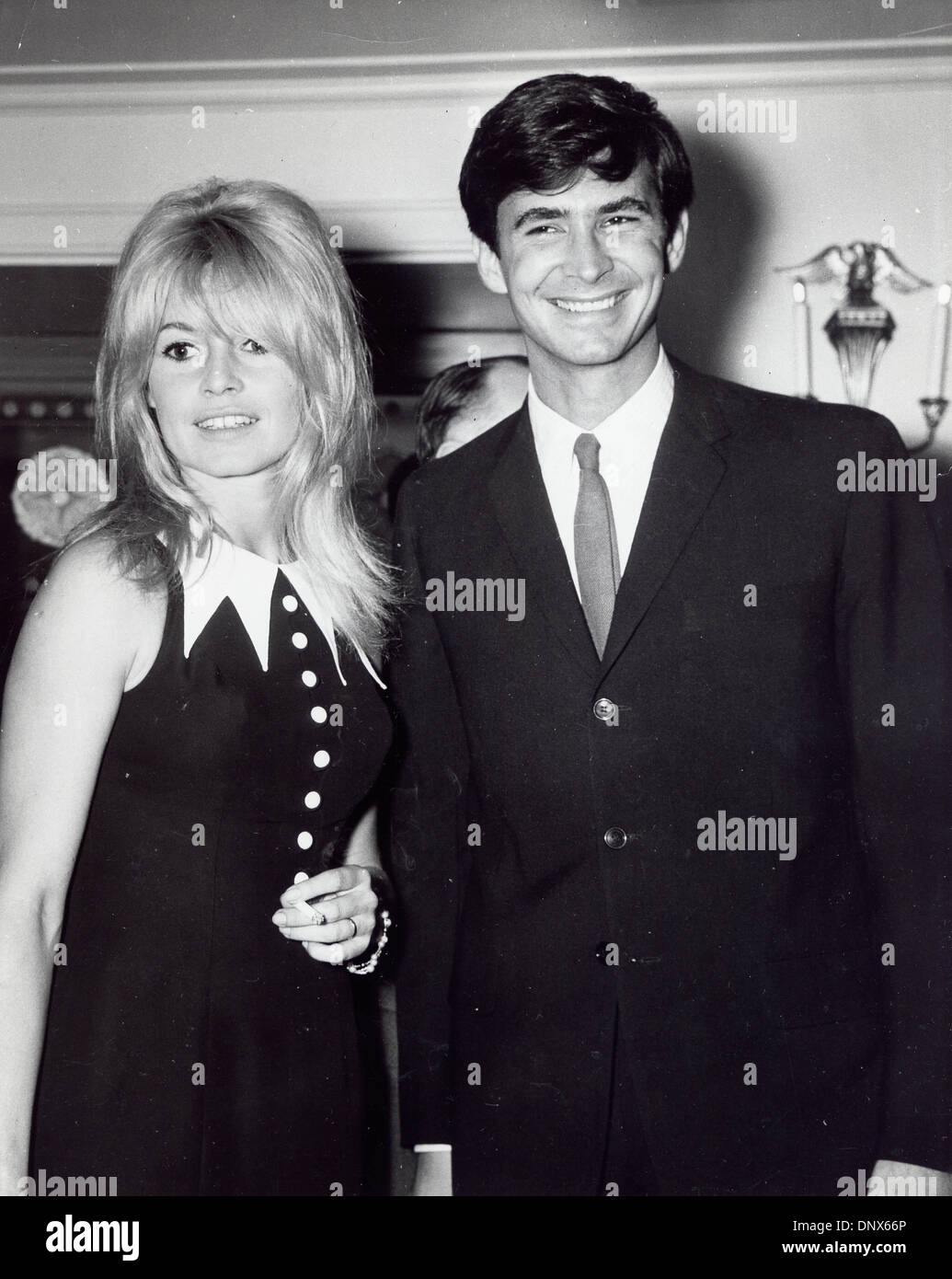 Agosto 28, 1963 - brigitte bardot con Anthony Perkins a loro West End Hotel 1963.(Immagine di credito: © Globo foto/ZUMAPRESS.com) Foto Stock