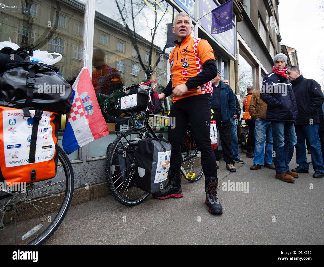 Zagabria. Il 6 gennaio, 2014. Uno dei tre ciclisti croato è pronta per iniziare la corsa alle Olimpiadi invernali di Sochi in Russia. Tre membri di Pedalinac ciclismo club hanno iniziato la loro 2.988 chilometri di viaggio attraverso cinque paesi a Sochi promuovendo la Croazia e lo spirito olimpico. I membri del ciclo Pedalinac 12.000 chilometri nel 2008 da Zagabria a Pechino e finito un altro di oltre 3 mila chilometri di viaggio a Londra nel 2012. Credito: Miso Lisanin/Xinhua/Alamy Live News Foto Stock