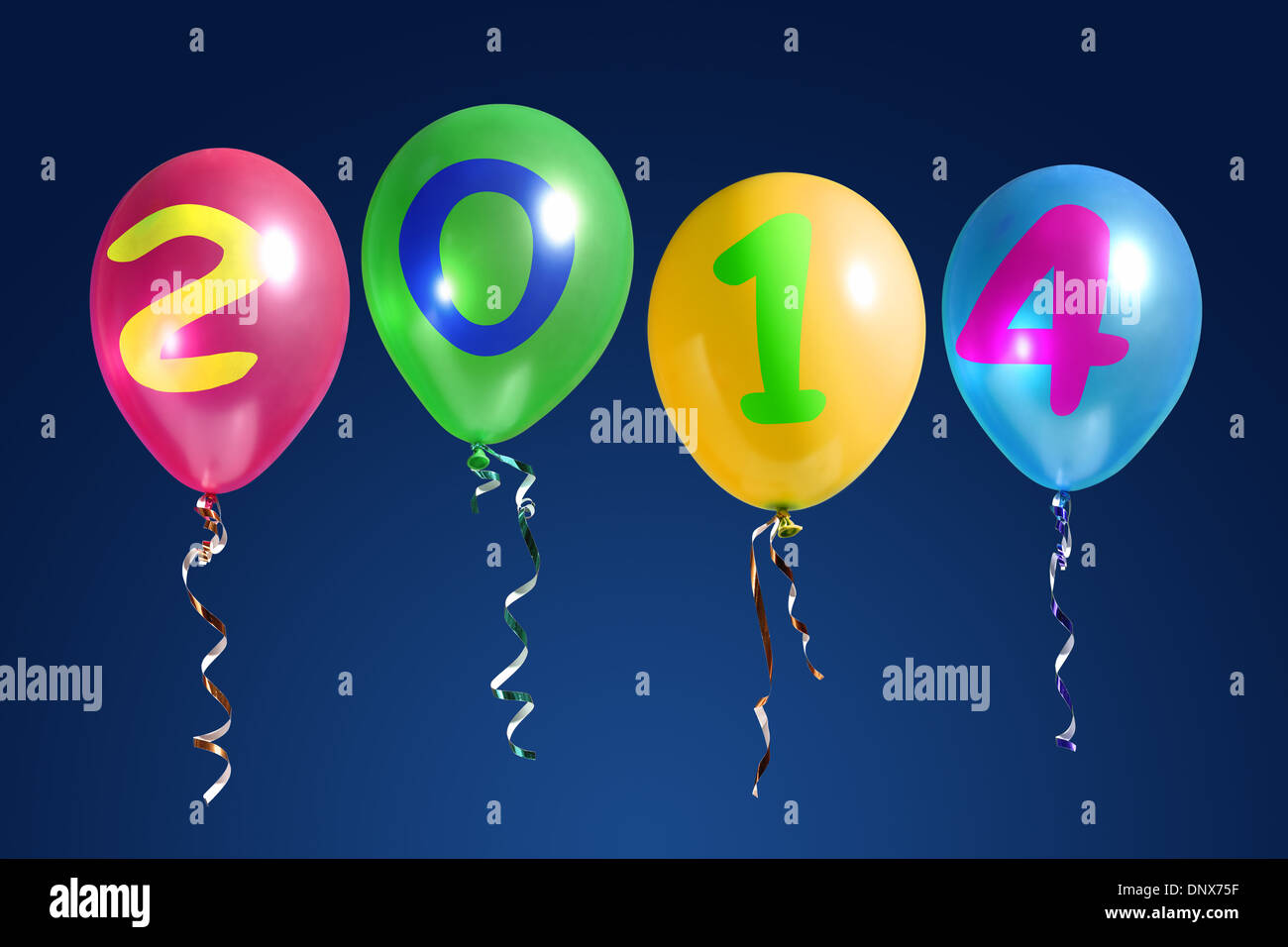 Quattro palloncini colorati con 2014 Nuovo anno cifre su sfondo blu scuro Foto Stock