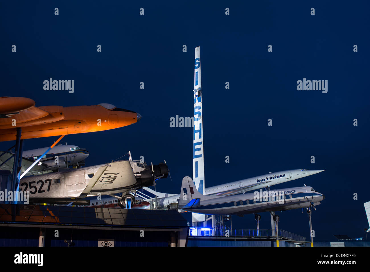 Night Shot da aerei al Technik e Auto Museum Sinsheim , Germania Foto Stock