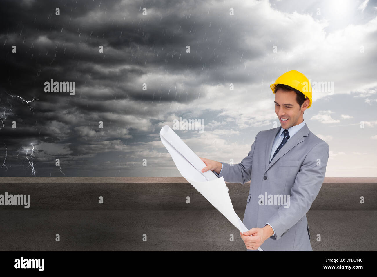 Immagine composita di sorridere architetto con elmetto guardando i piani Foto Stock