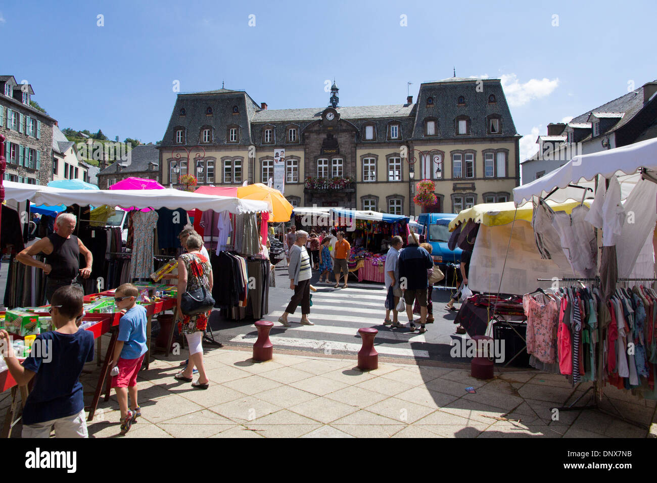 Murat, Cantal, Auvergne, Francia - 9 Agosto 2013: un mercato di strada in scena di fronte al municipio Foto Stock