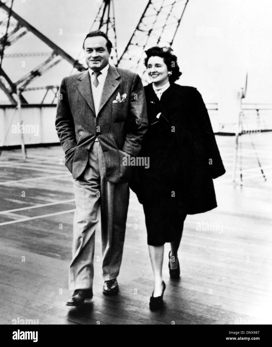 DOLORES HOPE (27 maggio 1909 - sett. 19, 2011) era un cantante americano, filantropo e moglie di attore/comico Bob Hope. Morì di cause naturali nella sua casa di Toluca Lake, California a 102 anni. Nella foto: Gennaio 01, 1940 - New York New York, Stati Uniti - BOB HOPE e sua moglie Dolores Hope (data esatta sconosciuto). (Credito Immagine: © Globo foto/ZUMAPRESS.com) Foto Stock