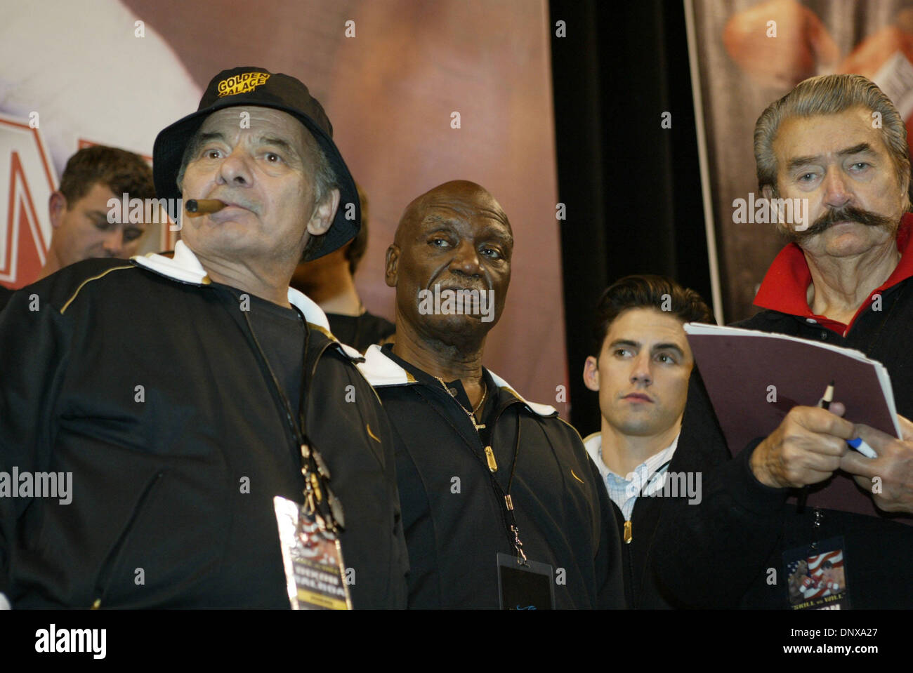 Dic 02, 2005; Las Vegas, NV, STATI UNITI D'AMERICA; attore BURT YOUNG che ritrae PAULIE in tutti i film roccioso con il famoso artista LEROY NEIMAN (R) e l'attore TONY BURTON (centro sinistra) che ritraeva Apollo Creed's boxing trainer in precedenti film Rocky raffigurata sul "Rocky 6' set cinematografico. Sylvester Stallone che è dirigere e protagonista nel suo nuovo film "Rocky 6' con luce a heavyweight champion Anto Foto Stock