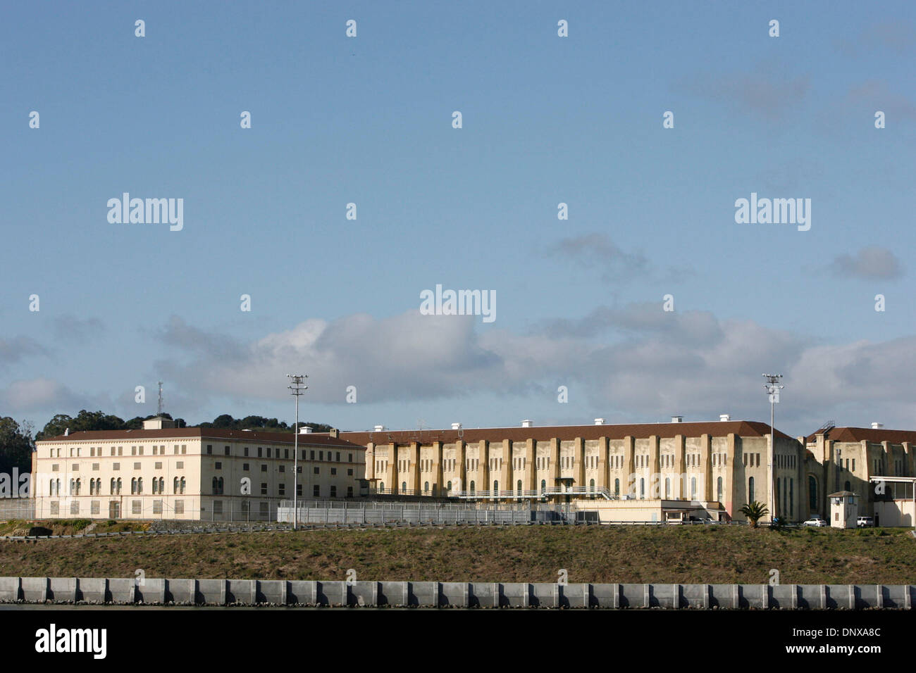 Dic 02, 2005; San Quentin, CA, Stati Uniti d'America; San Quentin il carcere è California's più antichi e conosciuti in prigione. Il carcere oggi comprende un centro di accoglienza per i nuovi impegni a parole badge, unità di popolazione generale di unità e un minimo di sicurezza equipaggio di lavoro l'unità. Lo stato è solo la camera a gas e la morte per tutti i maschi detenuti condannati sono situati a San Quentin. Currentl Foto Stock