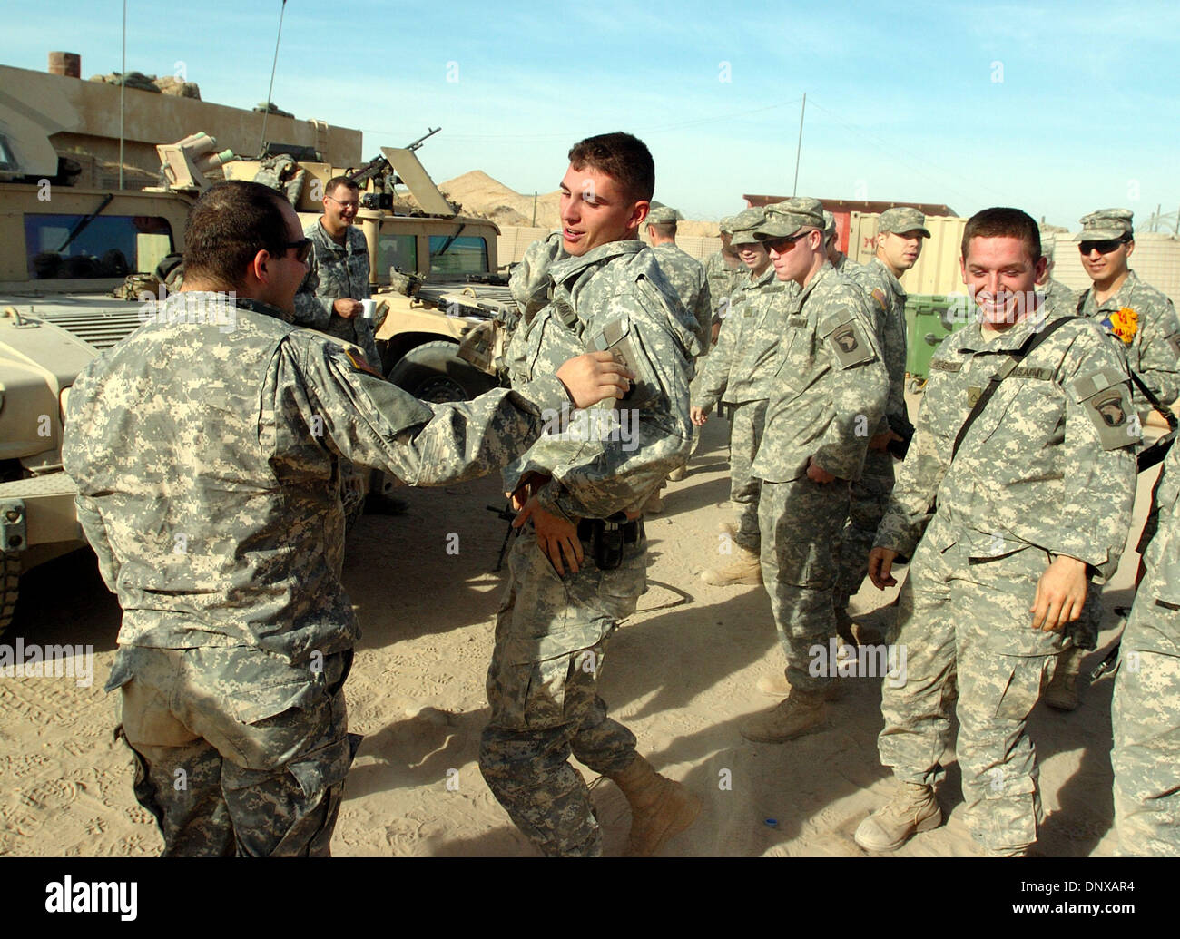 Dic 03, 2005; Bayji, IRAQ; primo Lt. Andrea Jensen salta in alto dopo il suo plotone gli diede una pancia rosa per celebrare la sua promozione a livello FOB Summerall, Iraq, Dicembre 3, 2005. Credito: Foto di Bill Putnam/ZUMA premere. (©) Copyright 2005 da Bill Putnam Foto Stock