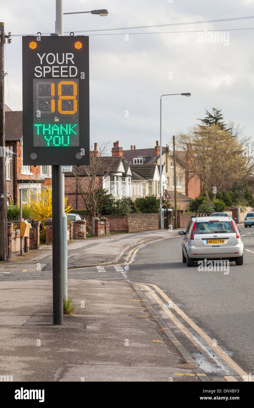 La velocità del traffico di spia di avvertimento da parte della strada con una vettura ben entro il limite di velocità, England, Regno Unito Foto Stock
